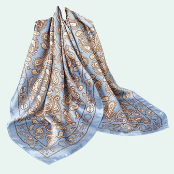Foulard carré en satin motif cachemire bleu ciel
