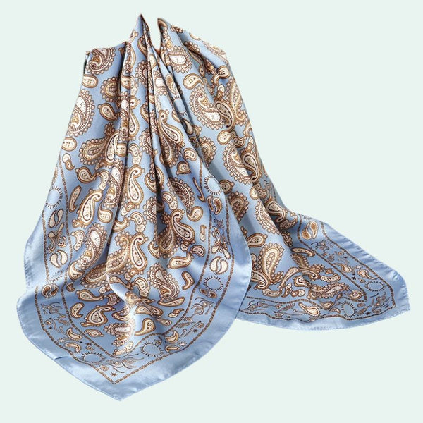 Foulard carré en satin motif cachemire bleu ciel