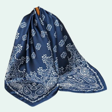 Foulard carré en satin motif cachemire bleu marine