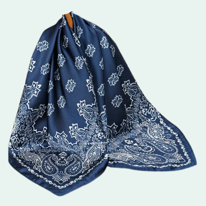 Foulard carré en satin motif cachemire bleu marine