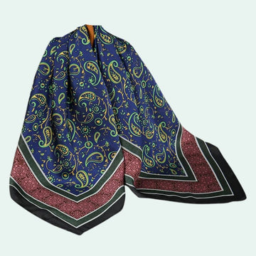 Foulard carré en satin motif cachemire bleu nuit