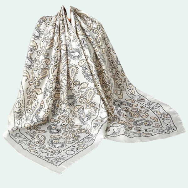 Foulard carré en satin motif cachemire ivoire