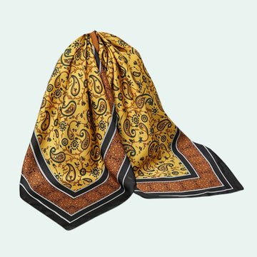Foulard carré en satin motif cachemire jaune ocre