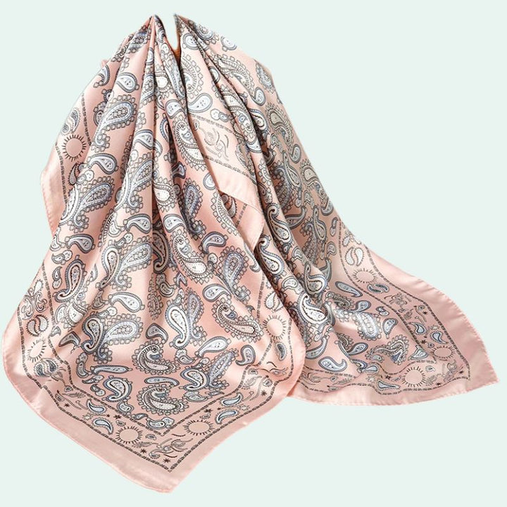 Foulard carré en satin motif cachemire rose poudré