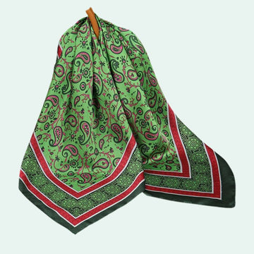 Foulard carré en satin motif cachemire vert