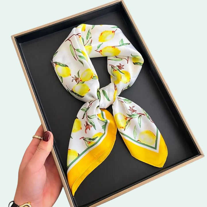 Foulard carré en satin motif citrons jaunes