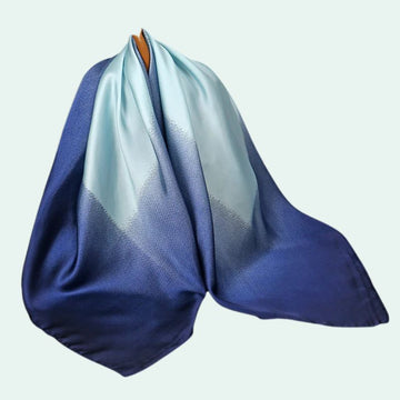 Foulard carré en satin motif dégradé bleu marine