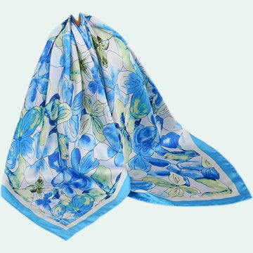 Foulard carré en satin motif fleurs bleues aquarelle