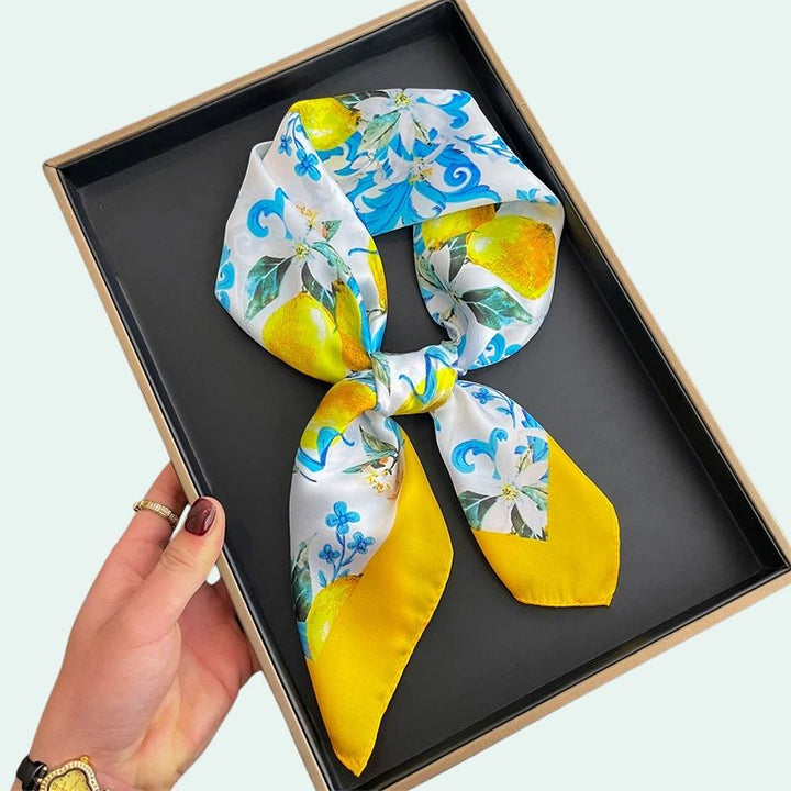 Foulard carré en satin motif floral citron jaune