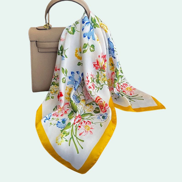 Foulard carré en satin motif floral multicolore