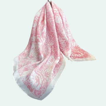 Foulard carré en satin motif floral rose pastel