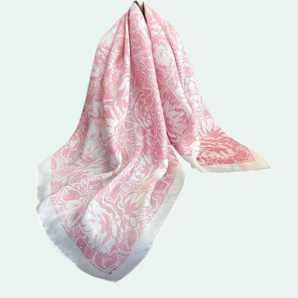 Foulard carré en satin motif floral rose pastel