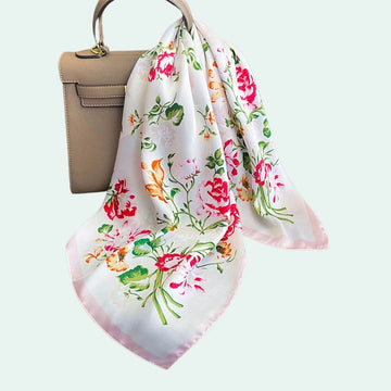 Foulard carré en satin motif floral rose poudré