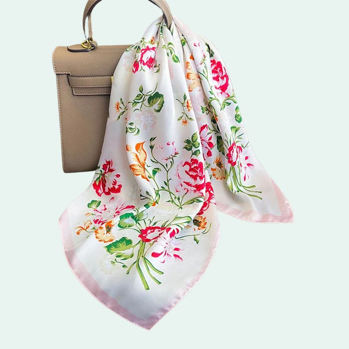Foulard carré en satin motif floral rose poudré
