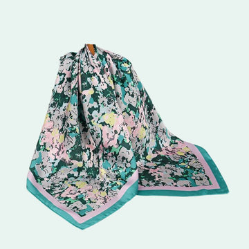 Foulard carré en satin motif floral vert poudré