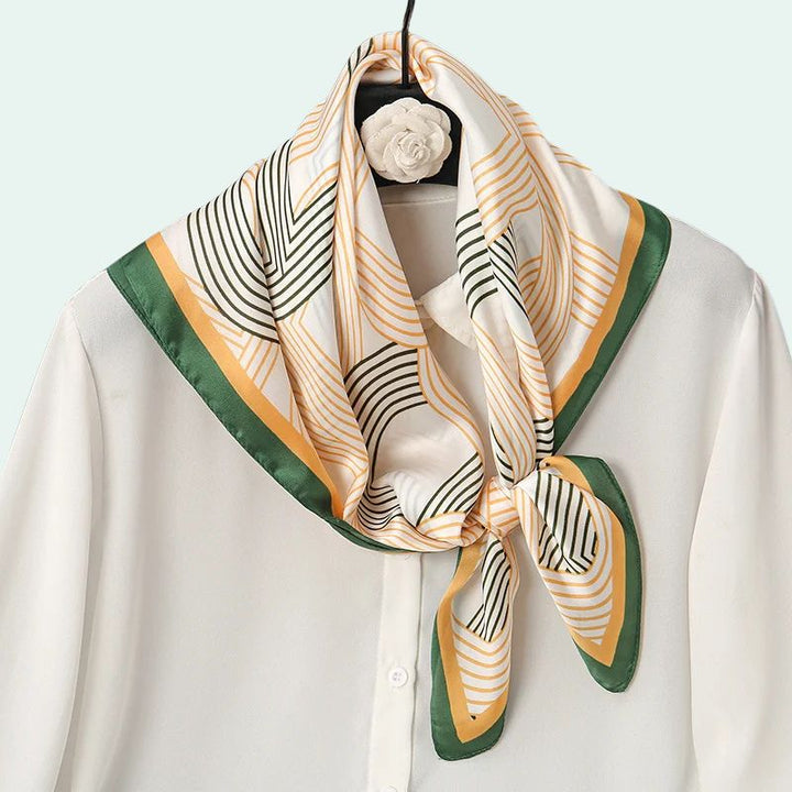 Foulard carré en satin motif géométrique vert doré