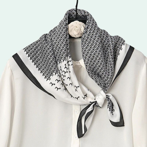 Foulard carré en satin motif graphique noir blanc
