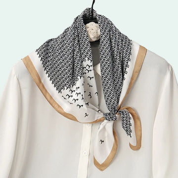 Foulard carré en satin motif graphiques noir doré