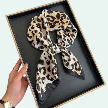 Foulard carré en satin motif léopard beige noir