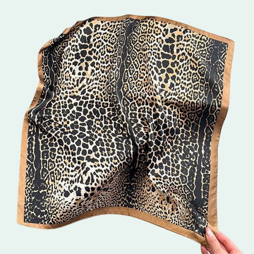 Foulard carré en satin motif léopard graphique