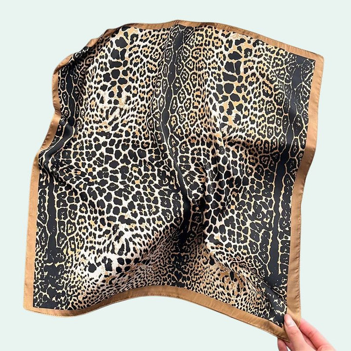Foulard carré en satin motif léopard graphique