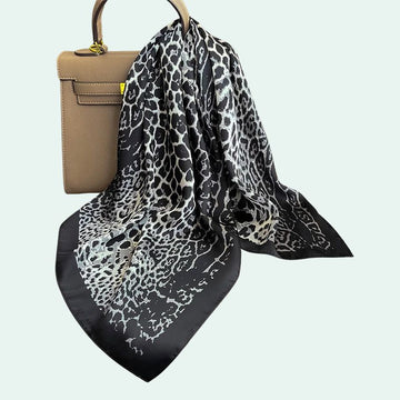 Foulard carré en satin motif léopard noir argent