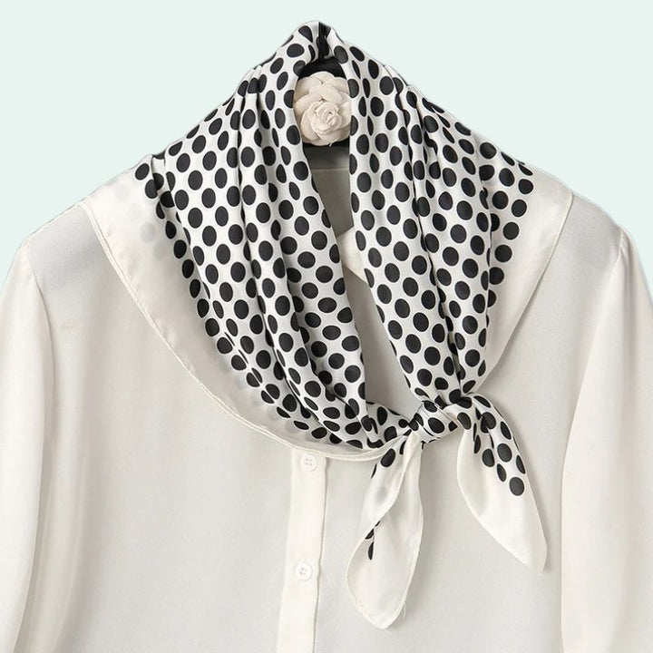 Foulard carré en satin motif pois noirs