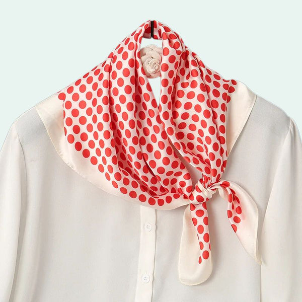 Foulard carré en satin motif pois rouges