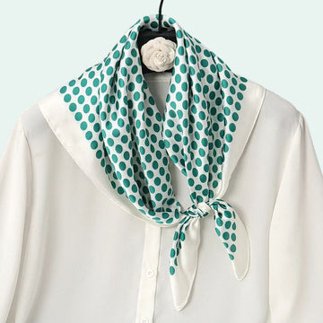Foulard carré en satin motif pois vert menthe