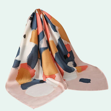 Foulard carré en satin motif taches nude et bleu