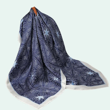 Foulard carré en satin motif tribal bleu nuit