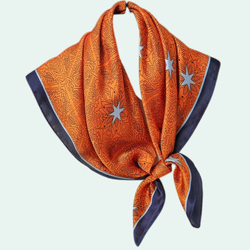 Foulard carré en satin motif tribal orange