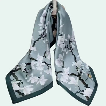 Foulard carré pure soie motif fleurs blanches