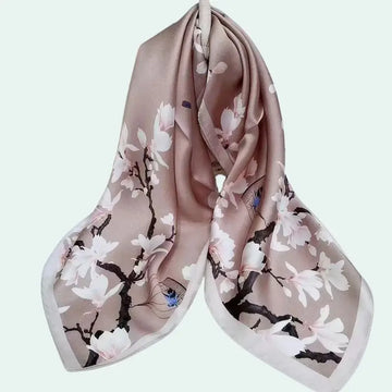 Foulard carré pure soie motif magnolias blancs