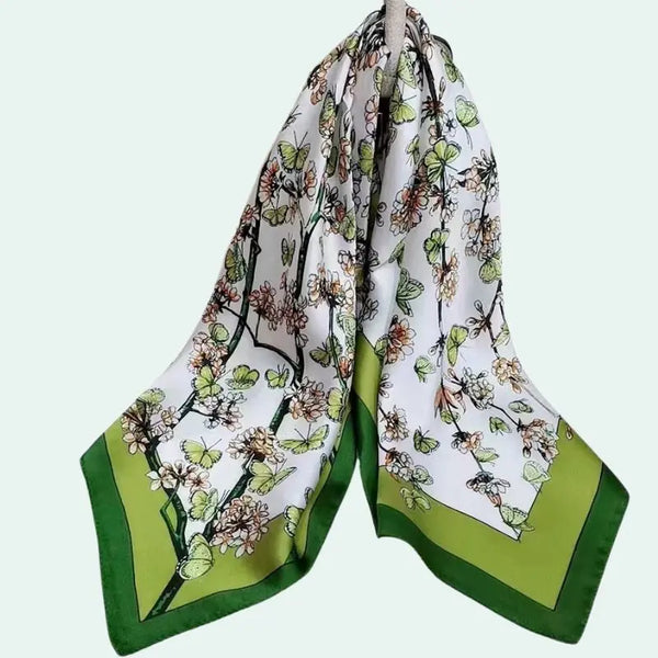 Foulard carré pure soie motif papillons verts