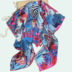 Foulard carré 100% soie de mûrier motif zèbre et plantes rose et bleu plié