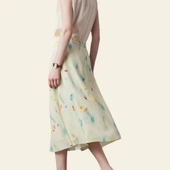 Mannequin de dos portant une jupe citron mi-mollet motifs floraux en soie véritable