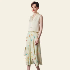 Mannequin de profil portant une jupe citron mi-mollet motifs floraux en soie véritable