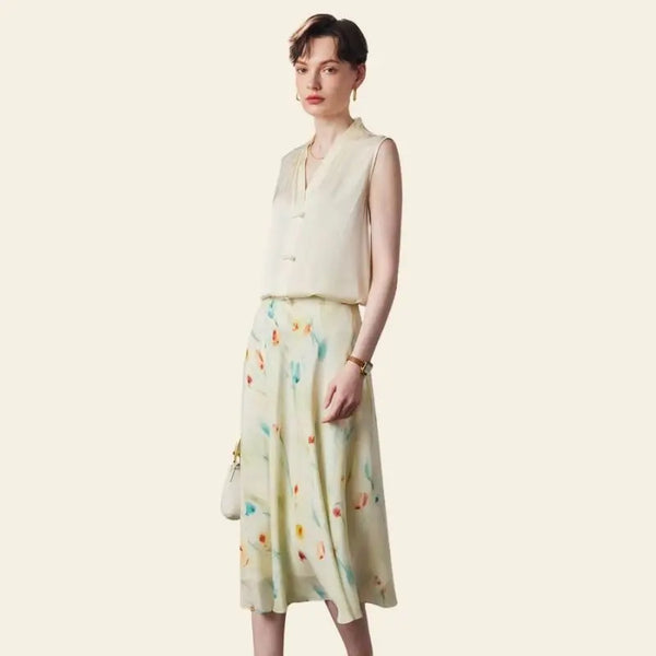 Mannequin de profil portant une jupe citron mi-mollet motifs floraux en soie véritable
