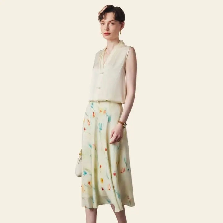 Mannequin de profil portant une jupe citron mi-mollet motifs floraux en soie véritable