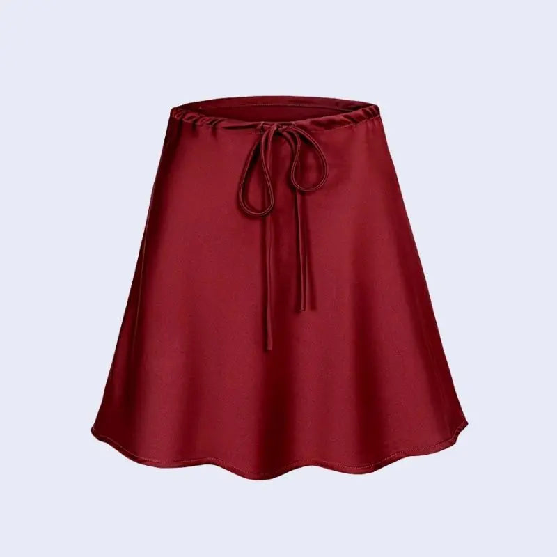 Jupe courte brillante à cordon ajustable en satin couleur bordeaux