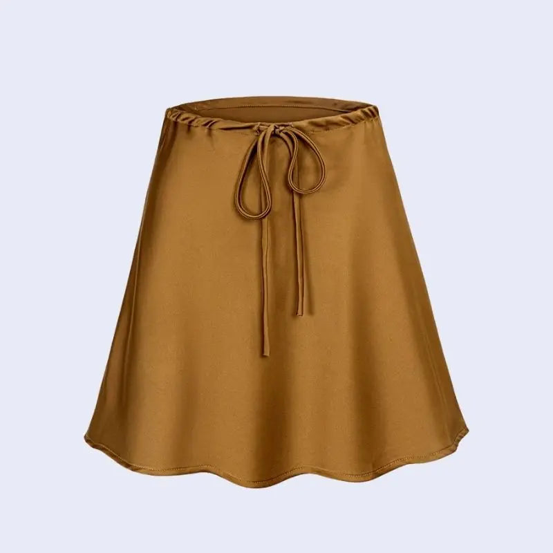 Jupe courte brillante à cordon ajustable en satin couleur camel