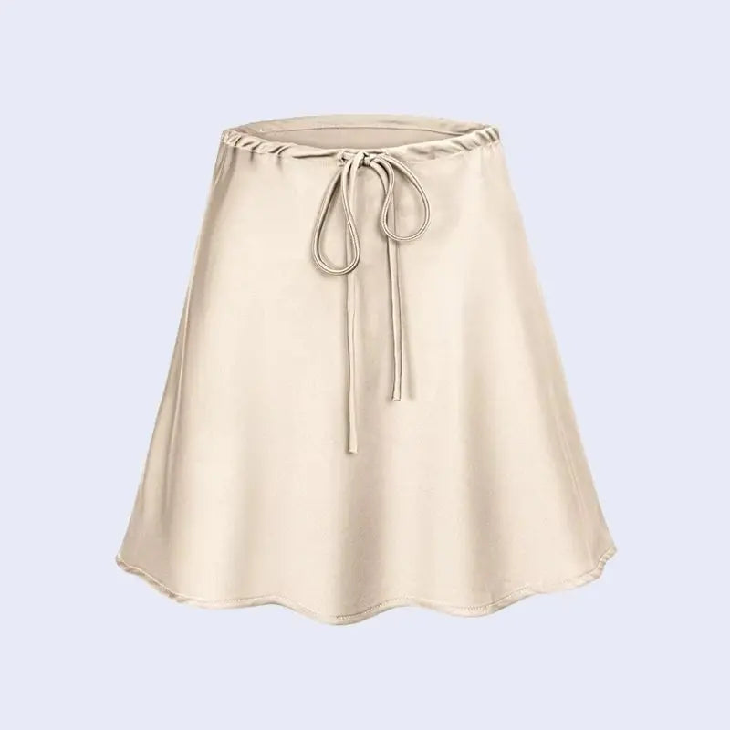 Jupe courte brillante à cordon ajustable en satin couleur ivoire