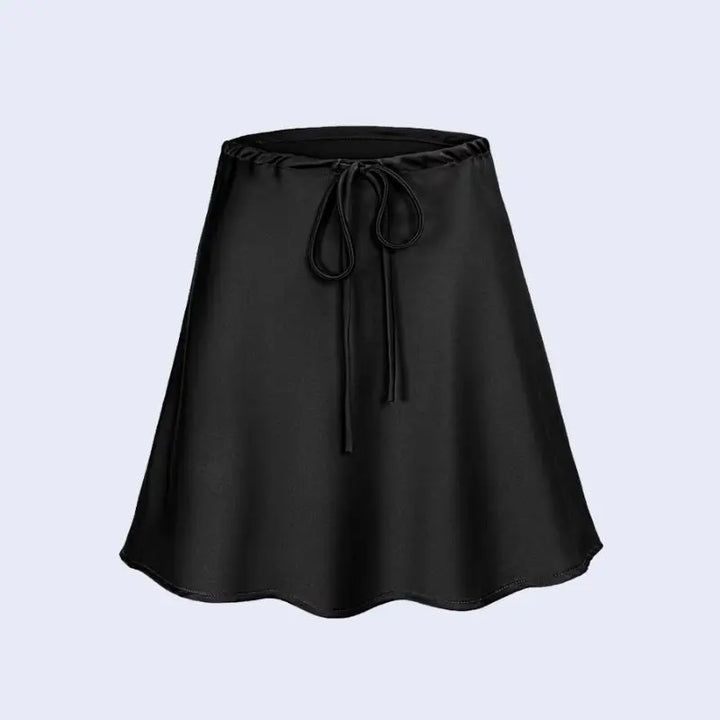 Jupe courte brillante à cordon ajustable en satin couleur noire