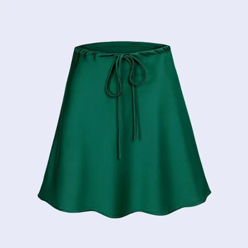 Jupe courte brillante à cordon ajustable en satin couleur verte