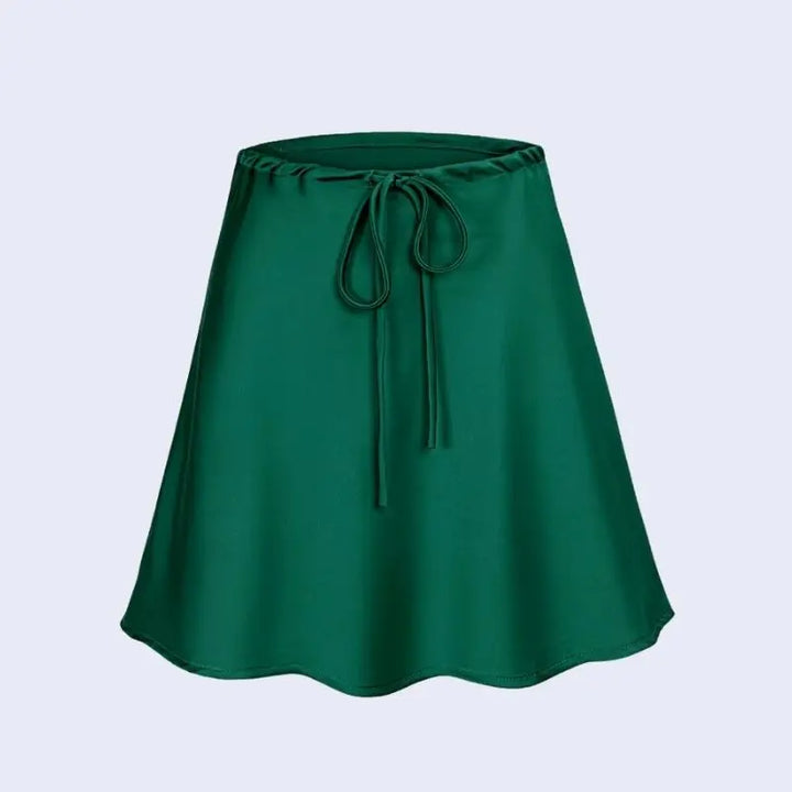 Jupe courte brillante à cordon ajustable en satin couleur verte