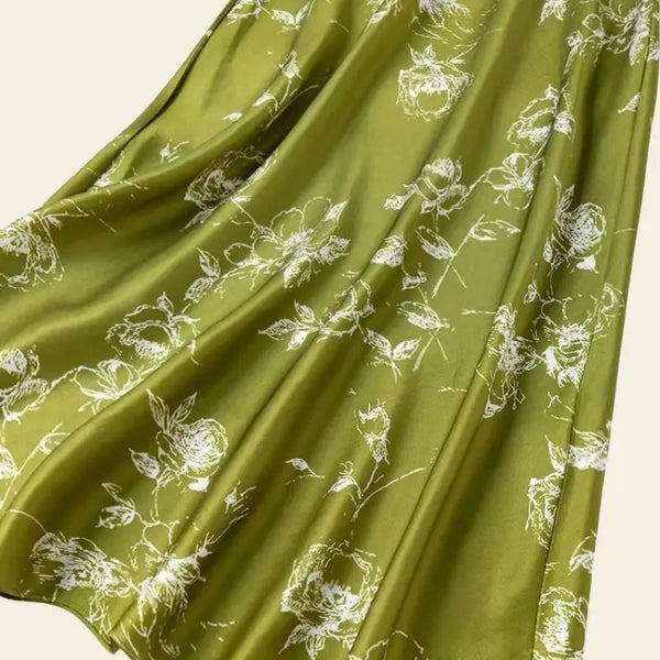 Zoom sur le tissu d'une jupe florale trapèze kaki en soie de mûrier