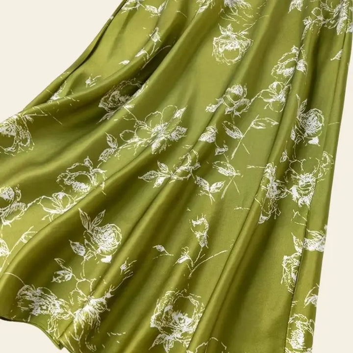 Zoom sur le tissu d'une jupe florale trapèze kaki en soie de mûrier