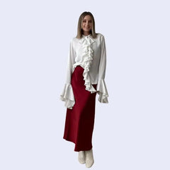 Modèle portant une jupe longue coupe droite ajustable en acétate et élasthanne couleur bordeaux