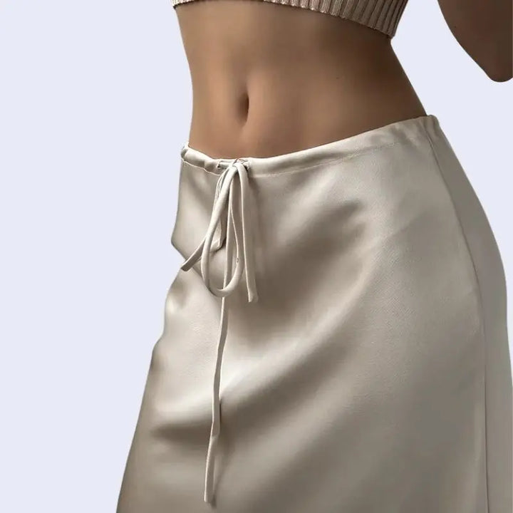 Zoom sur la jupe longue coupe droite ajustable en acétate et élasthanne couleur crème